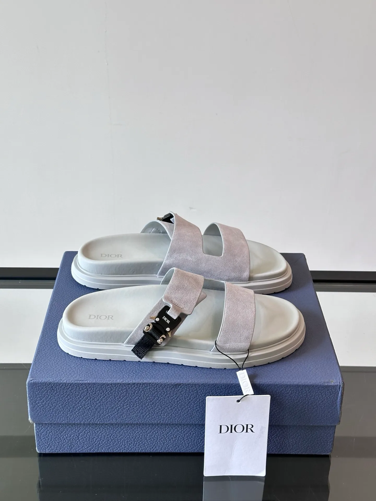 Factory price: 300💰Dior Aqua men's sandals and slippers. Showcasing Dior haute couture design. The Dior gray suede strap is accented with an aluminum Dior buckle for added style. Paired with a comfortable tonal notch sole, they pair easily with shorts or jeans for a sophisticated look. Main body: suede cow leather, technical fabric lining: cow leather, with adjustable straps, aluminum Dior buckle, Dior gray EVA insole, tonal notch rubber outsole splicing structure👌👌 size: 38-44 (45.46 customized)
